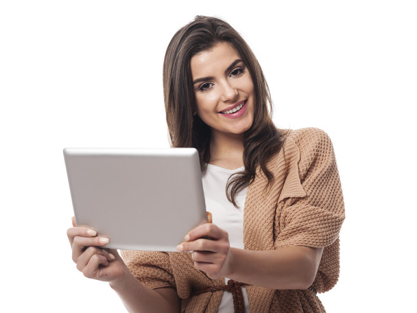 Vrouw met digitale tablet - Foto, afbeelding