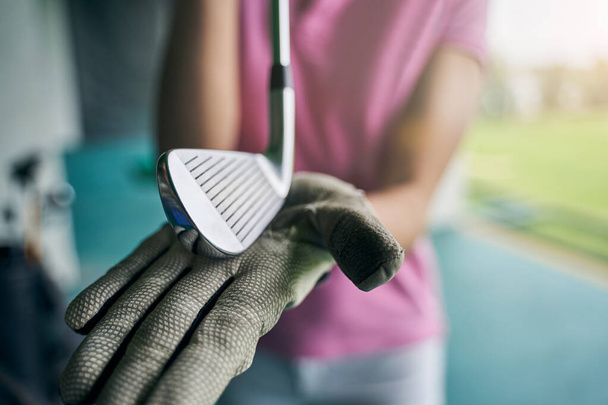 Player showing a golf wedge placed on her palm - Φωτογραφία, εικόνα