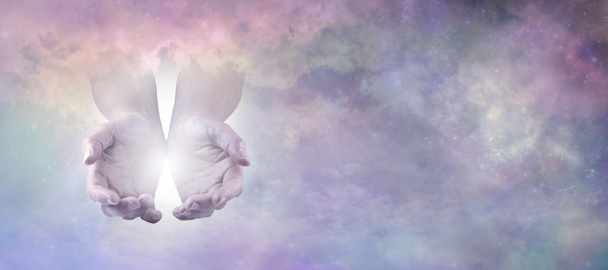 天の癒しの手-あなたのテキストと右側のメッセージのためのスペースと天の雲から出てくる優しく覆われた手のペア。  - 写真・画像