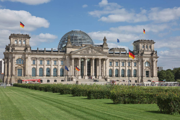Berlim, Alemanha - 13 de julho de 2017: O Reichstags Building em Berlim, Alemanha. A sede do Governo alemão. - Foto, Imagem