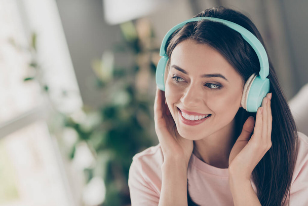 Close-up portrait of her she nice attractive pretty cute charming peaceful cheerful brown-haired girl wearing blue headset listening soul sound staying home apartment - Foto, Bild