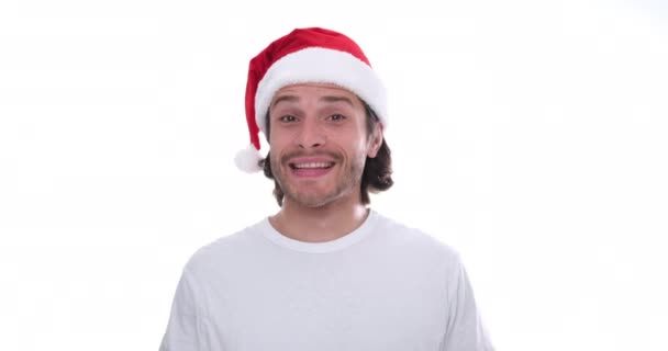 Man in kerstman hoed plagen en knipogen oog - Video