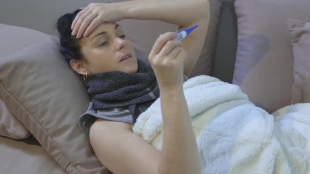 Triste femme tenant thermomètre - Séquence, vidéo