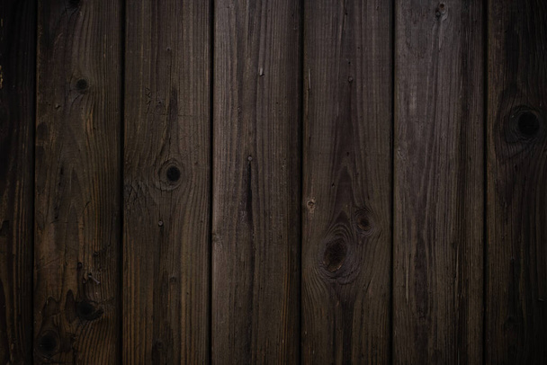 La textura de la pared de madera un color marrón oscuro con tablas verticales en estilo rústico - Foto, Imagen