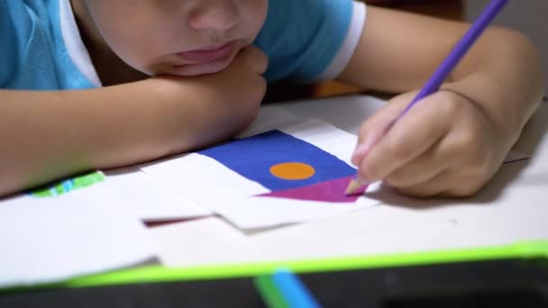 Hand Child dibuja con lápices de colores en casa. Home Educación, Concepto Educativo - Metraje, vídeo