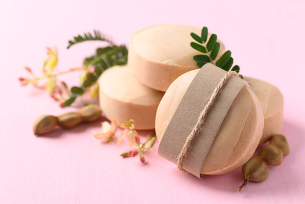 Jabón de tamarindo sobre fondo rosa, producto natural orgánico para el cuidado de la piel - Foto, Imagen