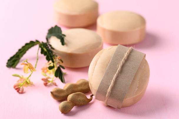 Tamarind szappan rózsaszín háttér, szerves természetes termék a bőrápolás - Fotó, kép
