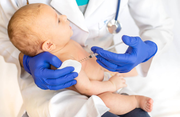 Vaccination bébé, injection dans le bras. Concentration sélective. Les gens. - Photo, image