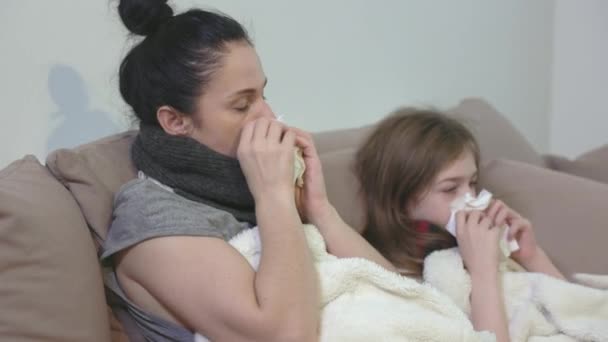 Mãe e seu filho com corrimento nasal - Filmagem, Vídeo