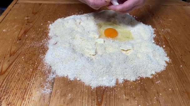 μείγμα αλεύρι και αυγά για να κάνει παραδοσιακά ιταλικά επιδόρπια - Πλάνα, βίντεο