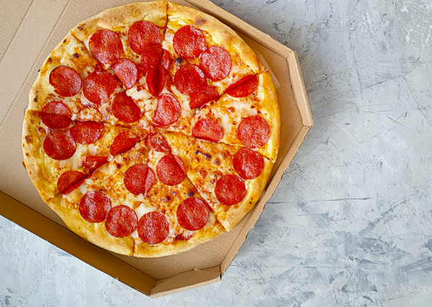pizza z serem kiełbaskowym na betonowym tle - Zdjęcie, obraz