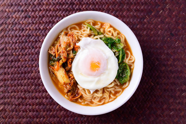 Korealainen ruoka, Mausteinen nuudelikeitto kimchi ja muna, Top view - Valokuva, kuva