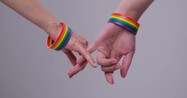 Γκέι ζευγάρι που κρατιέται χέρι χέρι με δαχτυλάκια - Πλάνα, βίντεο