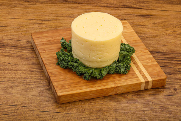 Pieza amarilla redonda de queso blando - Foto, Imagen