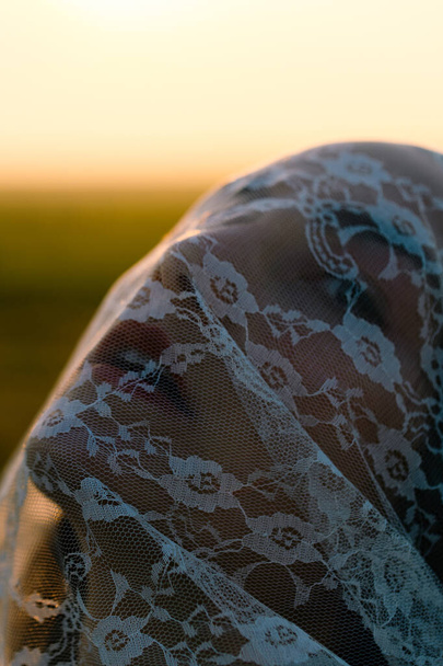 Peçeli bir kadının yakın plan portresi. Yüzünü kaplayan beyaz dantel. Yüksek kalite fotoğraf - Fotoğraf, Görsel