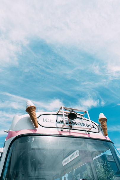 cone de sorvete com um caminhão de sorvete retro rosa ou van no fundo. Foto de alta qualidade. Vibrações de verão em cores pastel.  - Foto, Imagem