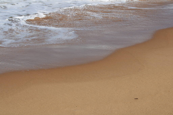 vagues sur le sable dans une plage déserte - Photo, image