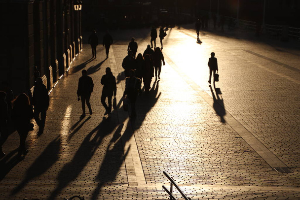 Люди, гуляющие в городской среде - Фото, изображение