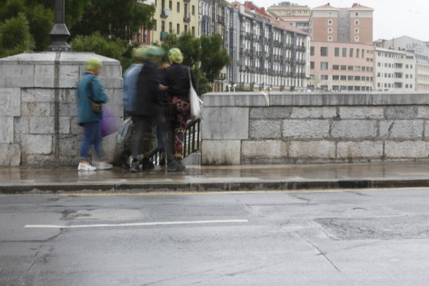 Gente caminando en un entorno urbano - Foto, Imagen