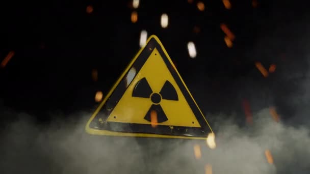 Ionisoiva säteily merkki yli savuinen tausta - Materiaali, video