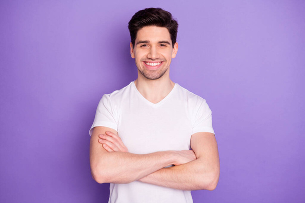 Photo handsome attractive guy student arms crossed confident business man guy young successful freelancer toothy smile wear casual white t-shirt isolated purple color background - Foto, imagen