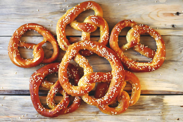 pretzel freschi su una superficie di legno. Prepararsi per l'Oktoberfest. - Foto, immagini