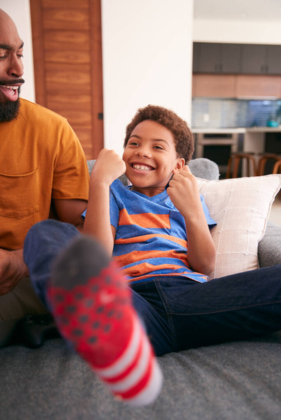 Loving African American Father And Son Sitting On Sofa At Home Together - Foto, imagen