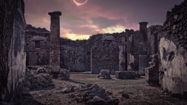 Tajemnicze obecności w starożytnych ruinach zaćmienie słońca o zmierzchu.  - Materiał filmowy, wideo
