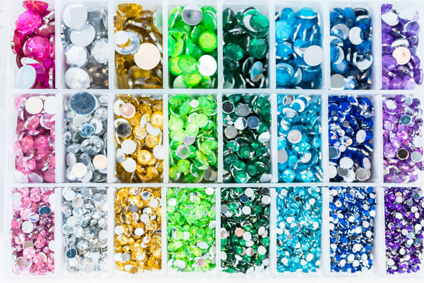 Color y tamaño variedad de diamantes de imitación en la caja de artesanía. - Foto, Imagen
