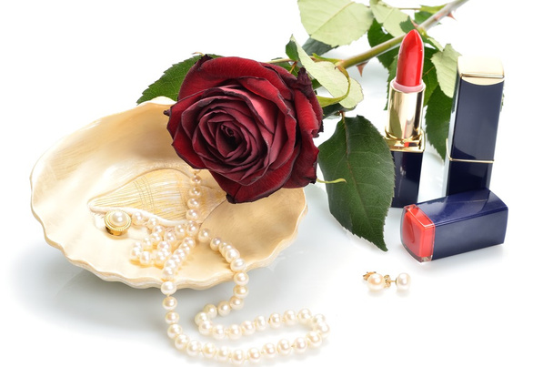 Kohteita koriste kosmetiikka, meikki, helmi kaulakoru pesuallas ja punainen kukka
 - Valokuva, kuva