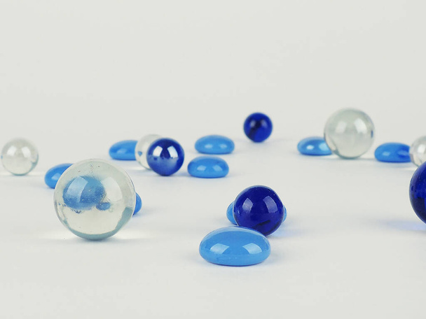 palle blu su sfondo bianco, sfondo astratto sparsi palle di vetro. - Foto, immagini