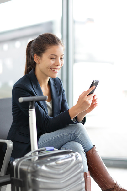 Жінка з аеропорту на смартфоні біля воріт - авіаперельоти
 - Фото, зображення
