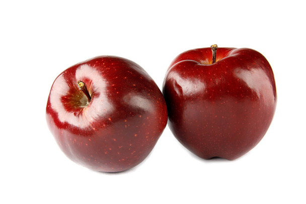 Izolovaná jablka. Dvě celé červené, jablečné plody izolované na bílém s odstřihovací pěšinou - Fotografie, Obrázek