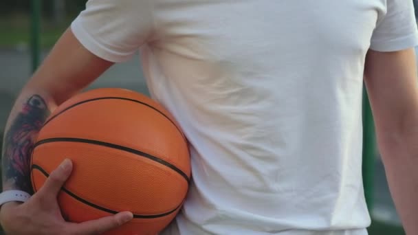 Μπάσκετ παίκτης κρατώντας μια μπάλα - Πλάνα, βίντεο