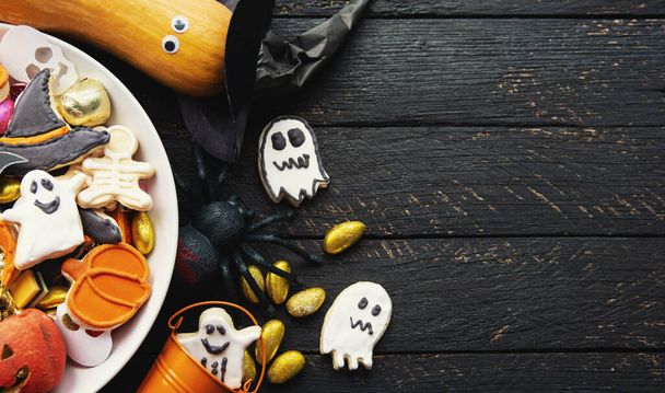 caramelle ciotola di cioccolatini e dolci, Halloween Jack o Lanterna biscotti - Dolcetto o scherzetto sfondo della carta di Halloween - Foto, immagini