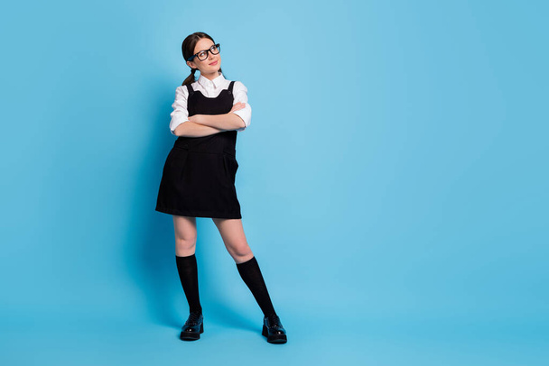 Full length body size view of her she nice-looking attractive diligent brainy genius cheery minded schoolgirl folded arms memorizing isolated over bright vivid shine vibrant blue color background - Фото, зображення