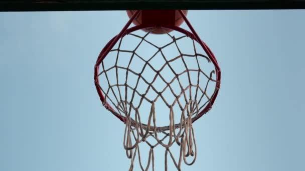 Basketballball landet im Ring, Tor - Filmmaterial, Video
