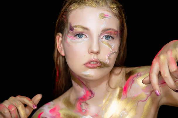Charmante jeune femme avec un maquillage créatif sur son visage - Photo, image