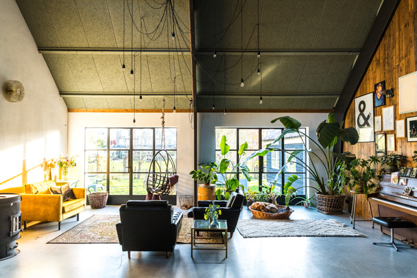Loft stijl woonkamer interieur met design meubels. Scandinavisch leven.  - Foto, afbeelding
