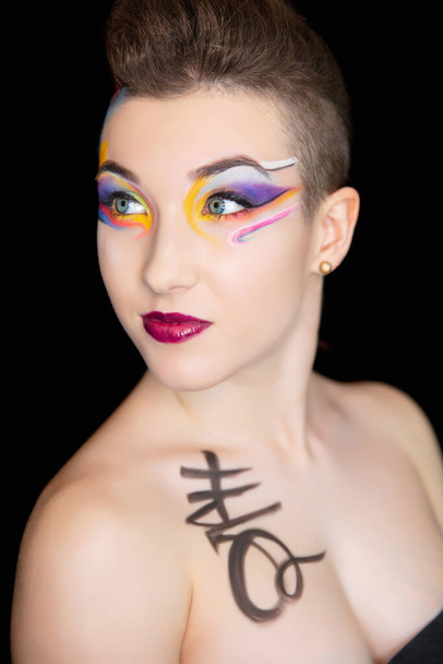 Mujer adorable joven con maquillaje creativo y pintura corporal - Foto, Imagen