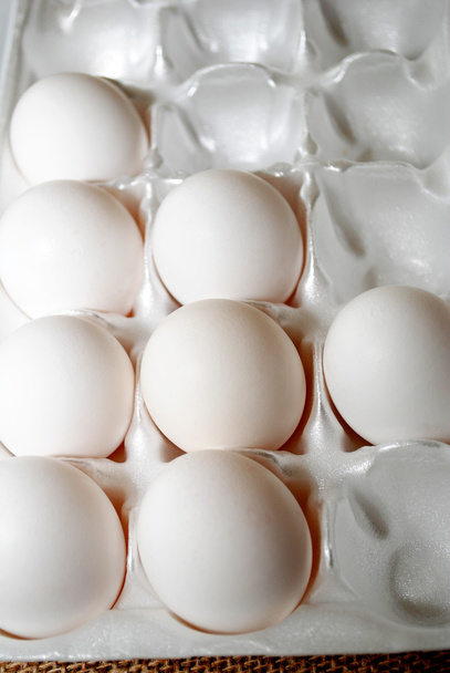 τα αυγά σε ένα λευκό χαρτοκιβώτιο - Φωτογραφία, εικόνα