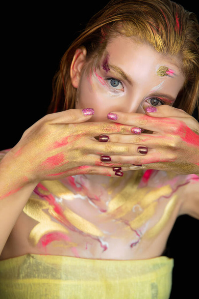 Retrato de uma bela jovem com maquiagem criativa em seu rosto - Foto, Imagem