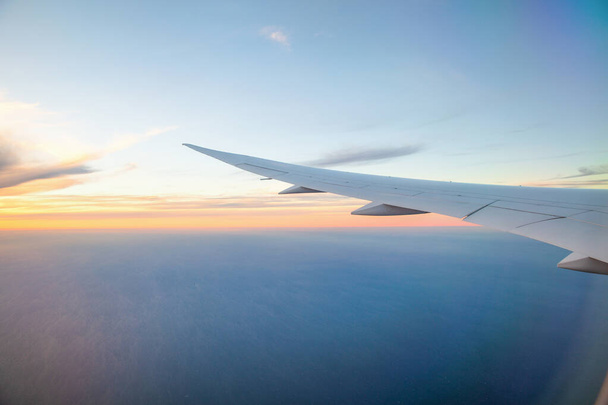 Splendida vista del cielo dalla finestra dell'aereo durante l'alba - Foto, immagini