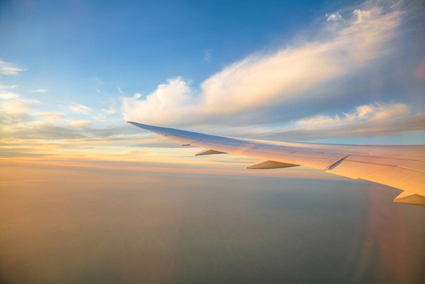 Beautiful view of the sky from the airplane window during sunset - Foto, Imagen