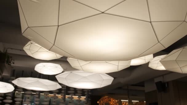 Díszítés fényekkel egy étteremben vagy bárban - Felvétel, videó