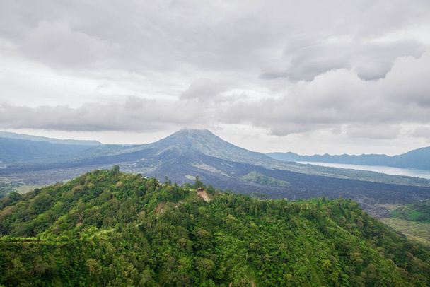 Blick auf den Vulkan Batur und den Dschungel, Bali, Indonesien. - Foto, Bild