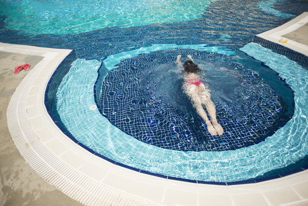 Woman in swimming pool - Valokuva, kuva