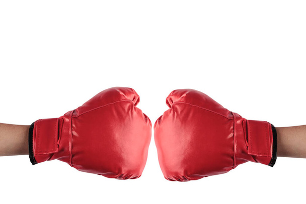İki kişi kırmızı boks eldivenleriyle çarpışıyor, beyaz arka planda izole edilmiş ve uzayı kopyalıyor. - Fotoğraf, Görsel