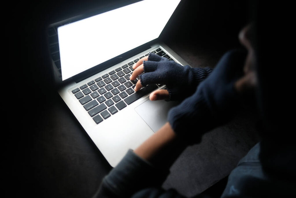 hacker kézzel lopás adatok laptop tetejéről lefelé  - Fotó, kép