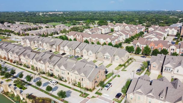 Row of new townhomes and apartment complex in downtown Kwiat Kopiec, Teksas, USA - Zdjęcie, obraz